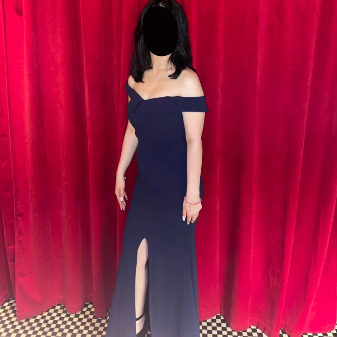 Mörkblå offshoulder klänning