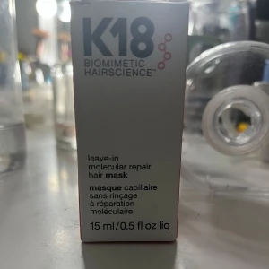 K18 Biomimetic Hairscience Leave-In Molecular Repair Hair Mask - Hej, säljer denna K18 Leave-In Molecular Repair Hair Mask som jag har fått i julklapp, varan är i  nytt skick och endast testad en gång på mitt hår.  350 kr men kan diskuteras vid snabbt köp!! 🩷🩷 
