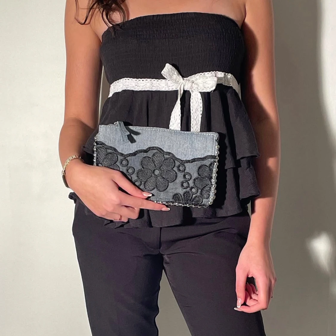 Jeansväska med blommigt mönster