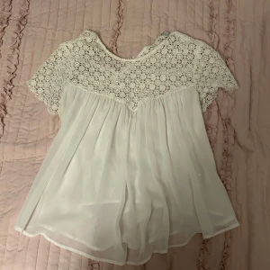 Vit blus med spetsdetaljer - Superfin topp perfekt t sommaren. Liten fläck på baksidan men inget som syns 😊
