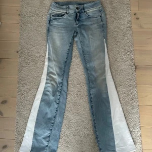 Bootcut jeans - Jättefina jeans från gstar som jag sytt om till bootcut och har en pytteliten fläck därav priset🤗🩷