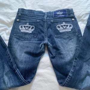 Victoria Beckham jeans - Super snygga Victoria Beckham by Rock Republic jeans som tyvärr inte kommer till användning. De är lite slitna längst ner, de har även spruckit mellan benen men det är ihopsytt (därav lågt pris). Midjemått: 38/39cm, Innerbenslängd: 81cm!! Använd gärna köp nu💝