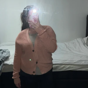 Rosa stickad kofta med knappar - Rosa cardigan från Lager 157, helt oanvänd och i väldigt bra skick. 