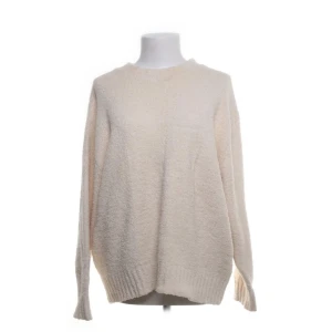 Beige stickad tröja, Zara - Mysig beige stickad tröja med lång ärm och rund hals. Perfekt för kyliga dagar och enkel att matcha med olika outfits.