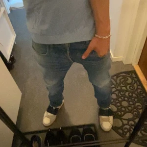 Blå jeans från G-Star - Snygga blå jeans från G-Star med en klassisk femficksdesign. Jeansen har en straight passform och är perfekta för en avslappnad stil. Märkesdetaljer syns på bakfickan. Size 31 length 32