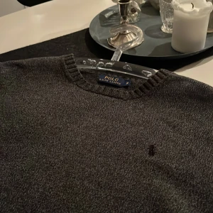 Stickad Plolo Ralph Lauren tröja - Säljer grå stickad ralph lauren tröja som jag vuxit ur, ursprungligen är det en barnstorlek: M! Men passar ungefär som en herrstorlek XS vilket numera är alldeles för litet för mig!Går även om du har storlek S (kommer däremot vara lite för kort) Pris går såklart att diskutera, skriv gärna vid funderingar!
