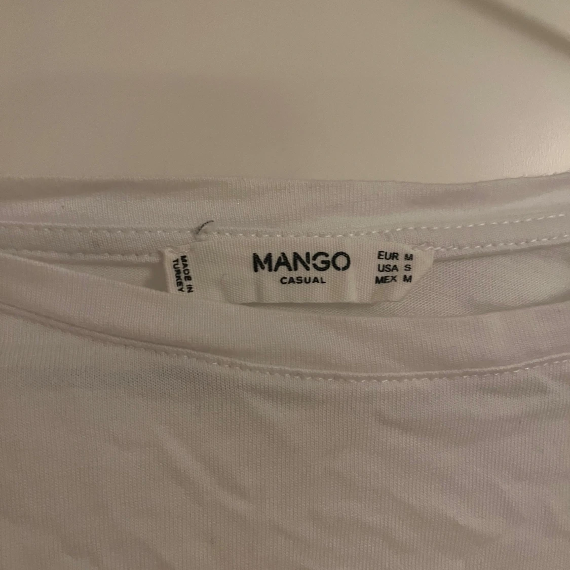 Vit t-shirt med mönstrad ficka från Mango - 90
