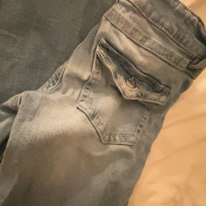 Blå jeans från Gina Tricot - Snygga blå jeans från Gina Tricot,lite vita fläckar som inte går bort därfö är de billigare en de andra jeansen som jag säljer men dom är fortfarande lika fina💕storlek 164