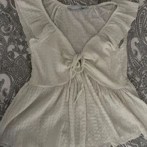 Vit topp - Jättesöt vit topp från Lager 157. Använd ett fåtal gånger, inga defekter. 