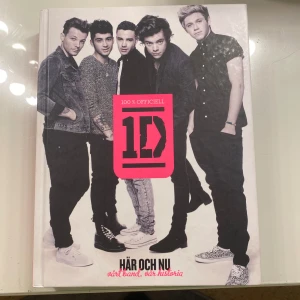 Här och Nu: Vårt Band, Vår Historia One direction - Helt ny bok!                                                                  100% officiell bok om One Direction med titeln 'Här och Nu: Vårt Band, Vår Historia'. Omslaget visar bandmedlemmarna och boken innehåller deras berättelse. Perfekt för fans av bandet! 