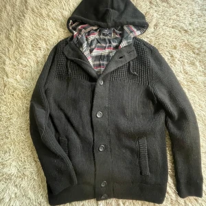 Fodrad cardigan med luva - Tja, säljer nu denna stickade cardigan med armpached som är fodrad. Just denna typ av Cardigans är trendigt just nu o passar perfekt t årstiden. Har fler liknande i profilen. Den är i grymt skick utöver att den är nopprig. Hör av er vid funderingar. Allt gott// Armadio💫