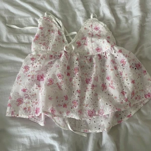 Gullig sommar topp från shein - En jätte söt sommar topp från shein i storlek s. Helt oanvänd, säljer pga att den inte kommer till användning💕pris kan diskuteras 