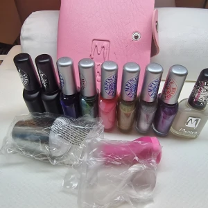 Nagelkonstset från Moyra - Säljer ett komplett nagelkonstset från Moyra med flera nagellack i olika färger, stämplingsplattor och verktyg. Perfekt för att skapa unika nageldesigner hemma. Inkluderar en rosa förvaringsmapp för enkel organisering. Ingår ytterligare 7 stora plattor med mönster som inte fick plats på bilderna.