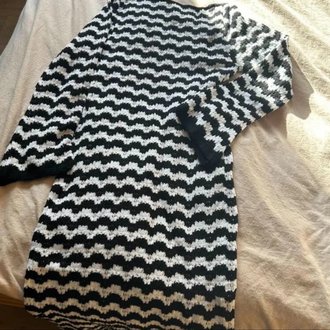 Svartvit stickad klänning - 90