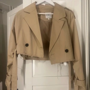 Croppad trenchcoat  - Från Zara i storlek S. Använd ca 3 ggr och helt i nyskick. Köpte för 700kr 