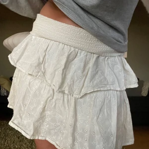 Volangkjol - Så sommrig vit volangkjol💕 (typ skönaste kjolen jag äger😆)