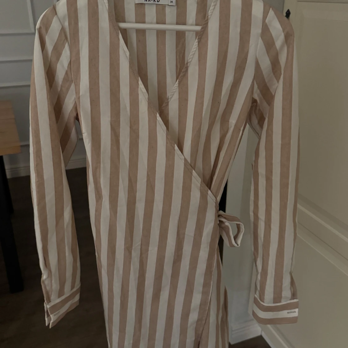 Randig omlottklänning