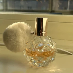 Ari by Ariana Grande Parfym - Ari by Ariana Grande är en söt och fruktig parfym för kvinnor. Flaskan har en unik, facetterad design med en fluffig vit boll som dekoration. Doften kombinerar söta, fruktiga och pudriga noter med en hint av citrus. 50% av parfymen kvar, förpackning följer med om jag hittar den!!💕