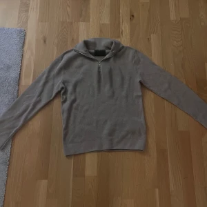 Beige tröja med dragkedja från Jack & Jones - Snygg beige tröja från Jack & Jones med dragkedja vid halsen. Perfekt för kyligare dagar med sin mjuka och bra passform. Inga defekter eller något sånt, pris kan diskuteras 