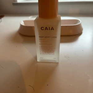 That Dewy Look Serum från CAIA - Säljer ett återfuktande serum från CAIA som ger en fräsch och daggig look. Perfekt för att förbereda huden innan ansiktskräm. Innehåller 50 ml.