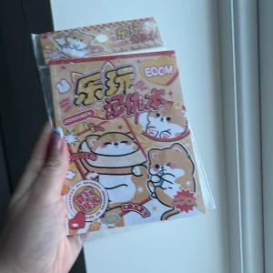 Söt anteckningsbok med hamsterdesign - Charmig anteckningsbok med en söt hamster på omslaget. Innehåller illustrationer och kinesisk text på varje sida. Perfekt för att skriva ner tankar eller som en dagbok.