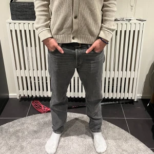 Grå jeans - Grå jeans från weekday, barrel modell. 30/32 storlek, säljer för att dom inte kommer till användning, så dom är i väldigt bra skick! Nypris:600, mitt: 300 kr,  priset är diskuterbart.