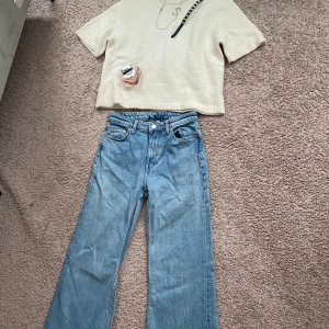 Blå jeans från Weekday - Säljer ett par blå mid waist jeans från Weekday🥰 De har några defekter vid benslutet💕Perfekta för en vardags look🤩Skriv om ni har frågor🔥