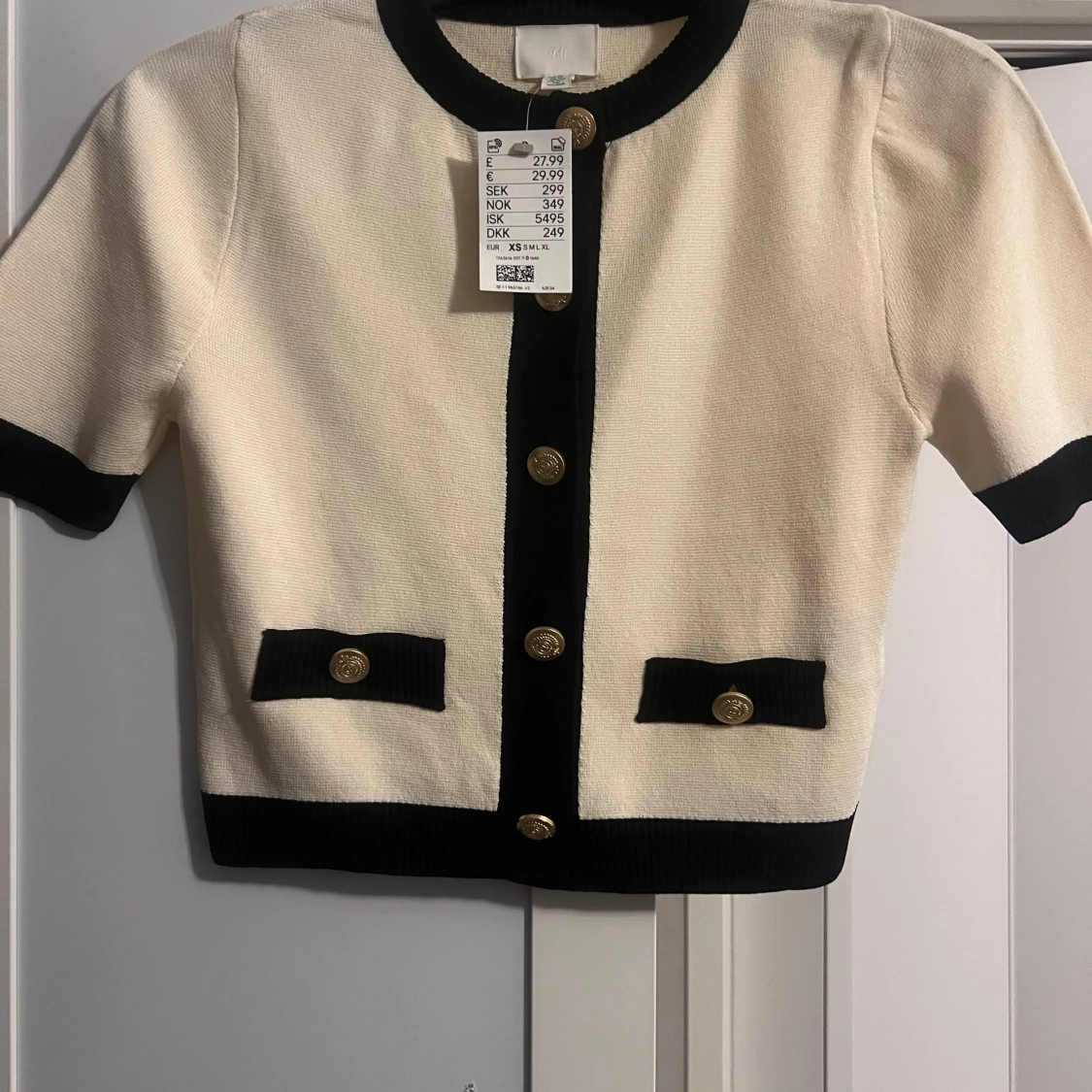 Vit och svart kofta med guldknappar - 90