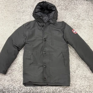 Canada Goose Chateau  - Säljer min Canada Goose i storlek M då jag köpt en annan jacka. Jackan är använd 1 gång så den är i väldigt bra skick, inga defekter. Päls följer med. 