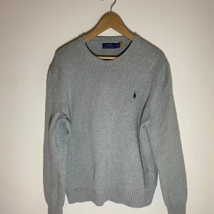 Ralph lauren tröja  - FÖRSTA TILL 660kr ELLER HÖGSTA ERBJUDANDET INNAN MÅNDAG VINNER!	✅	•	Grå Ralph Lauren stickad tröja 	•	Storlek: L 	•	Klassisk och stilren design 	•	Broderad logotyp på bröstet 	•	I mycket bra skick!