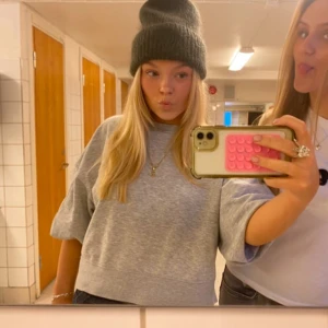 Grå  trekvartsärmad tröja - Säljer en stilren grå croppad tröja med trekvartsärmar. Perfekt för en avslappnad look. Passar bra till jeans eller kjol.