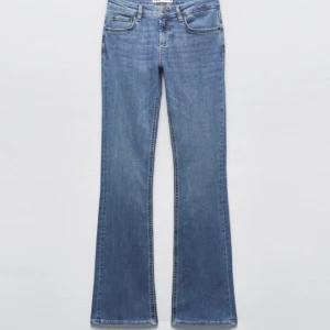 Low waist jeans  - Snygga low waist jeans från Zara. Knappt använda! Strl 36/38. Hör av er vid frågor! 💕