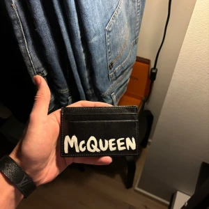 Alexander McQueen Korthållare  - En ruggigt snygg korthållare från Alexander McQeen! Den är helt ny och allt og följer med vid köp. Hör av dig vid eventuella frågor!