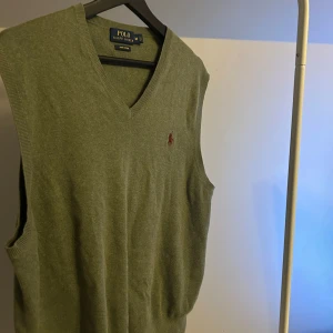 Olivgrön väst från Polo Ralph Lauren - Snygg olivgrön väst från Ralph Lauren i mjuk bomull. Passar bra till vit t shirt eller skjorta. Kom med med frågor!