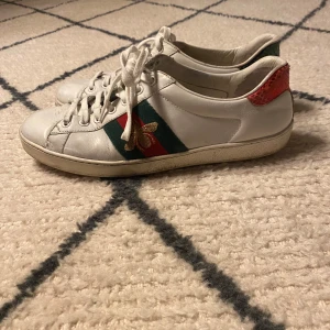 Gucci skor - Säljer dessa Gucci skor i storlek 41 passar 42. Sömmen är sönder på skorna vid slutet av skosnören syns bild 3-4. Dom är lite smutsiga går att tvätta. 