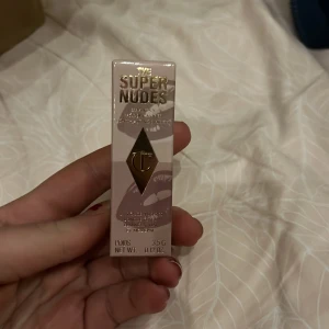 Läppstift Super Nudes från Charlotte Tilbury - Säljer ett läppstift från Charlotte Tilbury i nyansen 'Catwalking'. Det tillhör kollektionen Super Nudes. Aldrig använd. Orginal pris 489. 