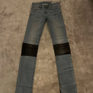 Blå jeans från Crocker  - Snygga blå jeans från Crocker med raka ben och coola svarta detaljer vid knäna. Perfekta för en avslappnad stil. De har en klassisk femficksdesign och en bekväm passform.