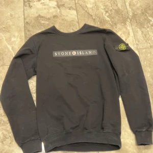 Svart Stone Island tröja - Säljer en svart tröja från Stone Island med logotyp på bröstet. Storlek M 