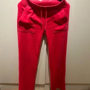 Rosa mjukisbyxor från Juicy Couture - Juicy couture byxor i deras ”skrikiga” rosa 