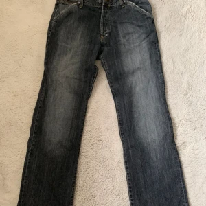 Mörkblå jeans från Kenvelo Gold - Snygga mörkblå jeans från Kenvelo Gold med en klassisk straight fit. Perfekta för en avslappnad stil. De har en traditionell femficksdesign och en bekväm passform.