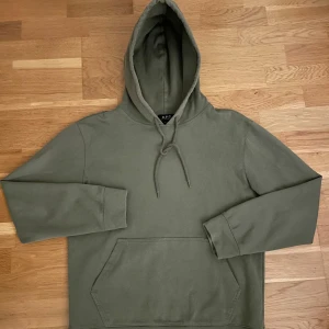 A.P.C Hoodie - En olivgrön hoodie från APC, skicket är bra och storleken är S. Tyget är tungt och har bra kvalitet. Hör av er vid frågor!