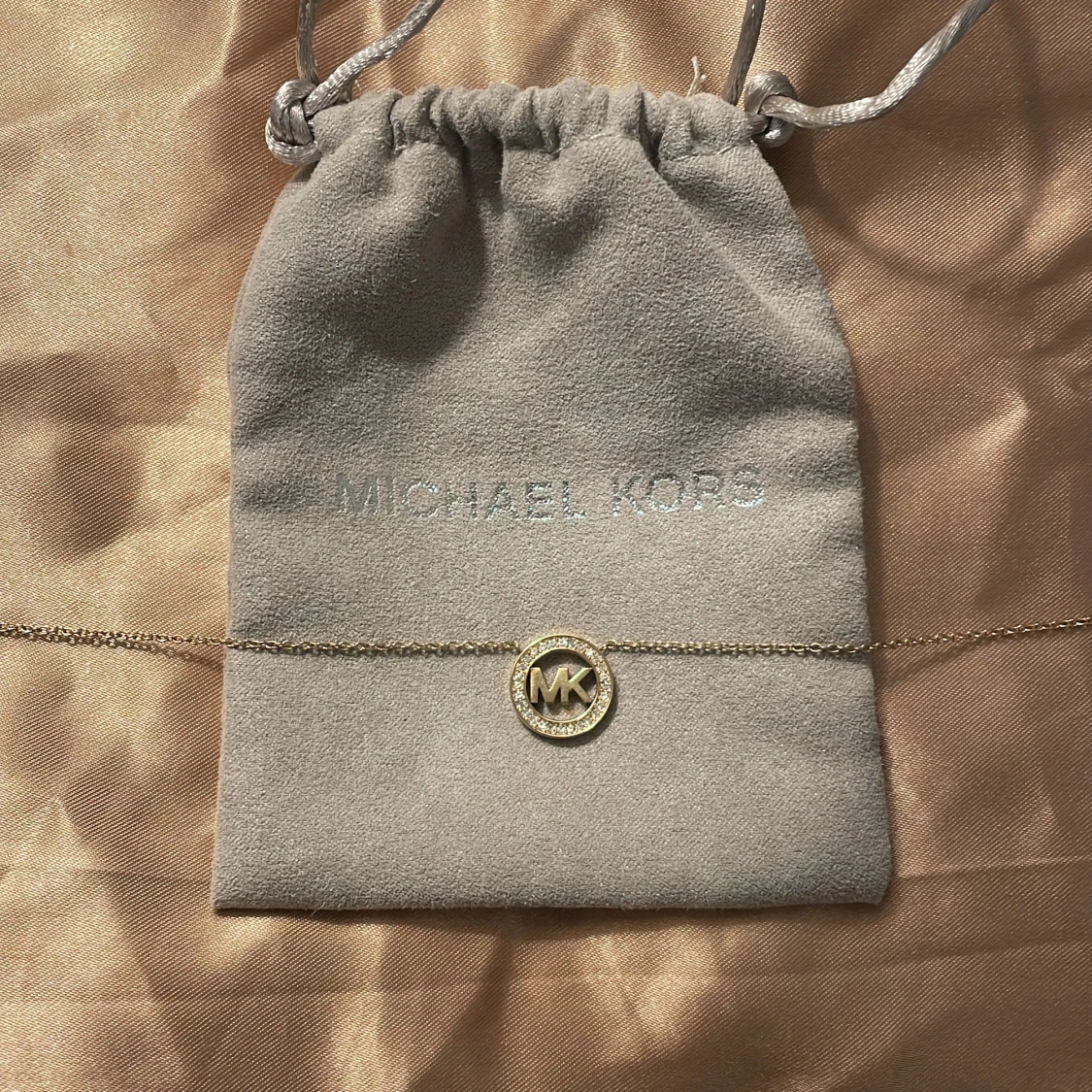 Guldhalsband från Michael Kors