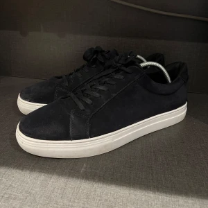 Svarta skor från Vagabond - Snygga svarta sneakers från Vagabond i mocka med vit sula. Skorna är i bra skick! Nypris 1400kr. Skriv gärna vid frågor.