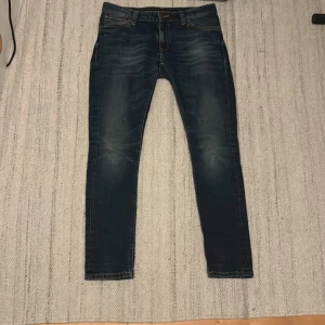 Nudie Jeans - Säljer ett par blå nudie jeans i storlek 31/30. De är i fint skick utan defekter. Har du några frågor eller funderingar hör gärna av dig🤝🙌