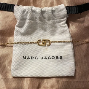 Guldhalsband från Marc Jacobs - Elegant guldhalsband från Marc Jacobs. Halsbandet har lite repor därav de låga priset.