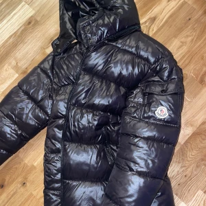 Svart puffer jacka  - Fint skick, storlek S/ M. Lite trög i dragkedjan.  