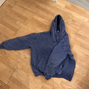 Blå washed hoodie - Säljer en blå washed hoodie för att jag inte använder längre, skick 9/10 då hoodie trådarna är lite trasiga, men mer än de är den prima. Storlek M men passar också L. 