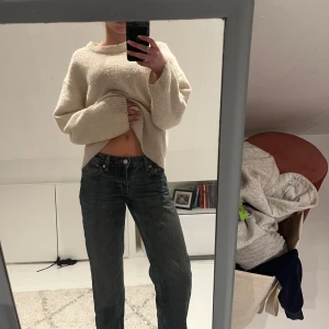 Blå jeans från Weekday - Säljer ett par klassiska blå jeans från Weekday. De har en snygg straight passform och är tillverkade i slitstarkt denim. Perfekta för en avslappnad stil. Midjan är låg och de har en traditionell femficksdesign med dragkedja.