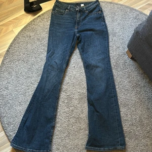 Blå bootcut jeans - Snygga blå bootcut jeans med klassisk femficksdesign. I stl 38 men passar även om man har 36! 🩷