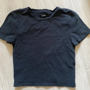 Basic svart topp - Jättenice svart topp från bikbok! Kortärmad och passar tilll allt💕